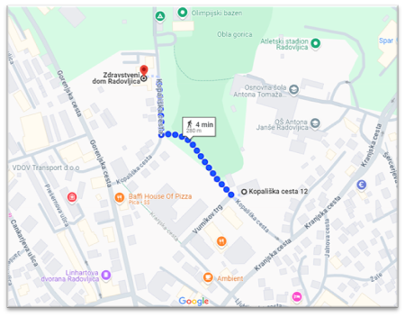 Zemljevid poti od Zdravstvenega doma Radovljica do Kopališke ceste 12, označene z modro črtkano črto, s časom hoje 4 minute.