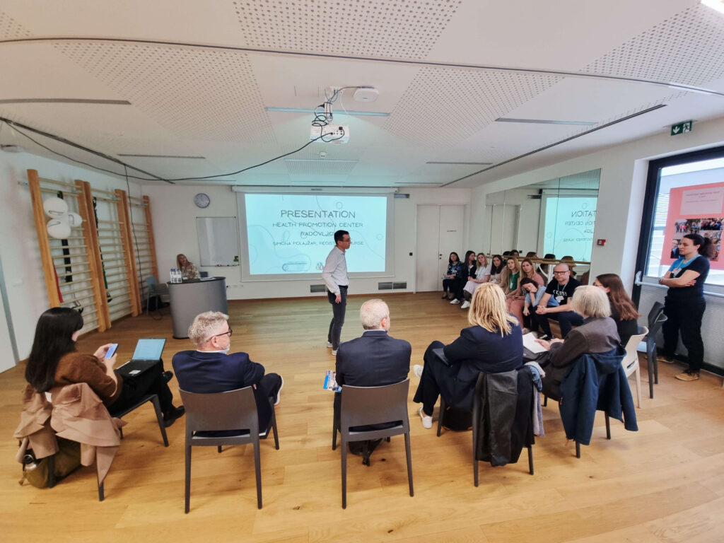 predstavitev, ljudje sedijo in poslušajo